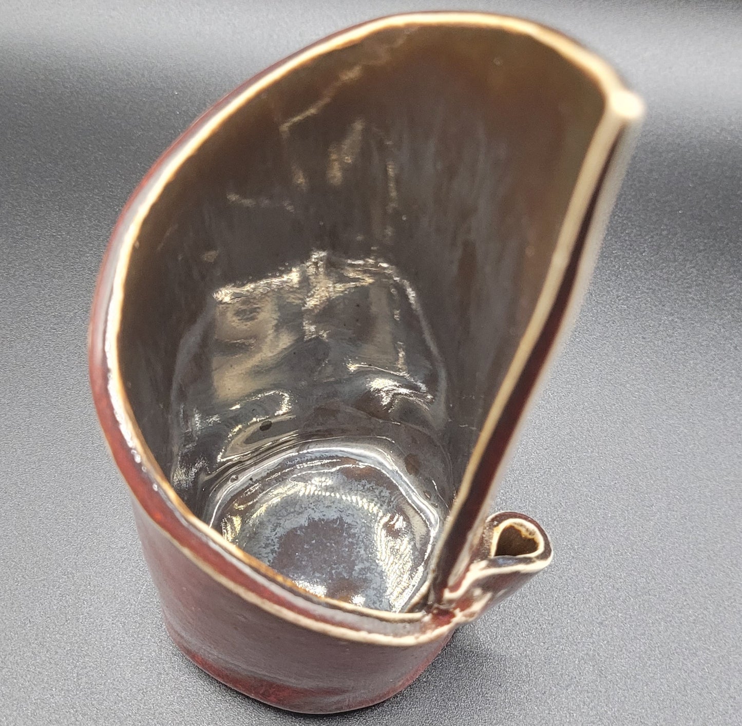 Vase Design - Vue de dessus du vase design bordeaux et noir