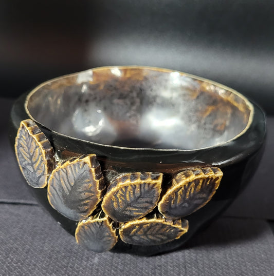 Pot Décoratif - Détail de l'intérieur aux reflets noirs et ocres profonds