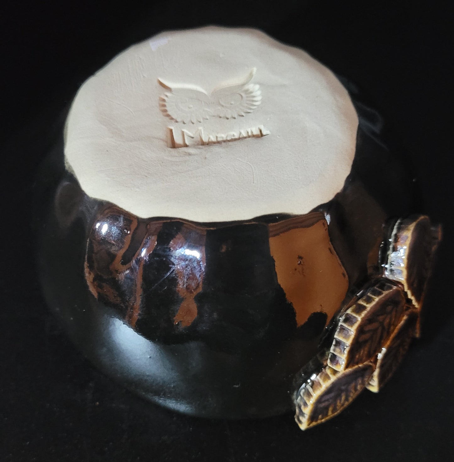 Pot Décoratif - Vue de dessous du pot noir 5 cm x 10 cm - Signature