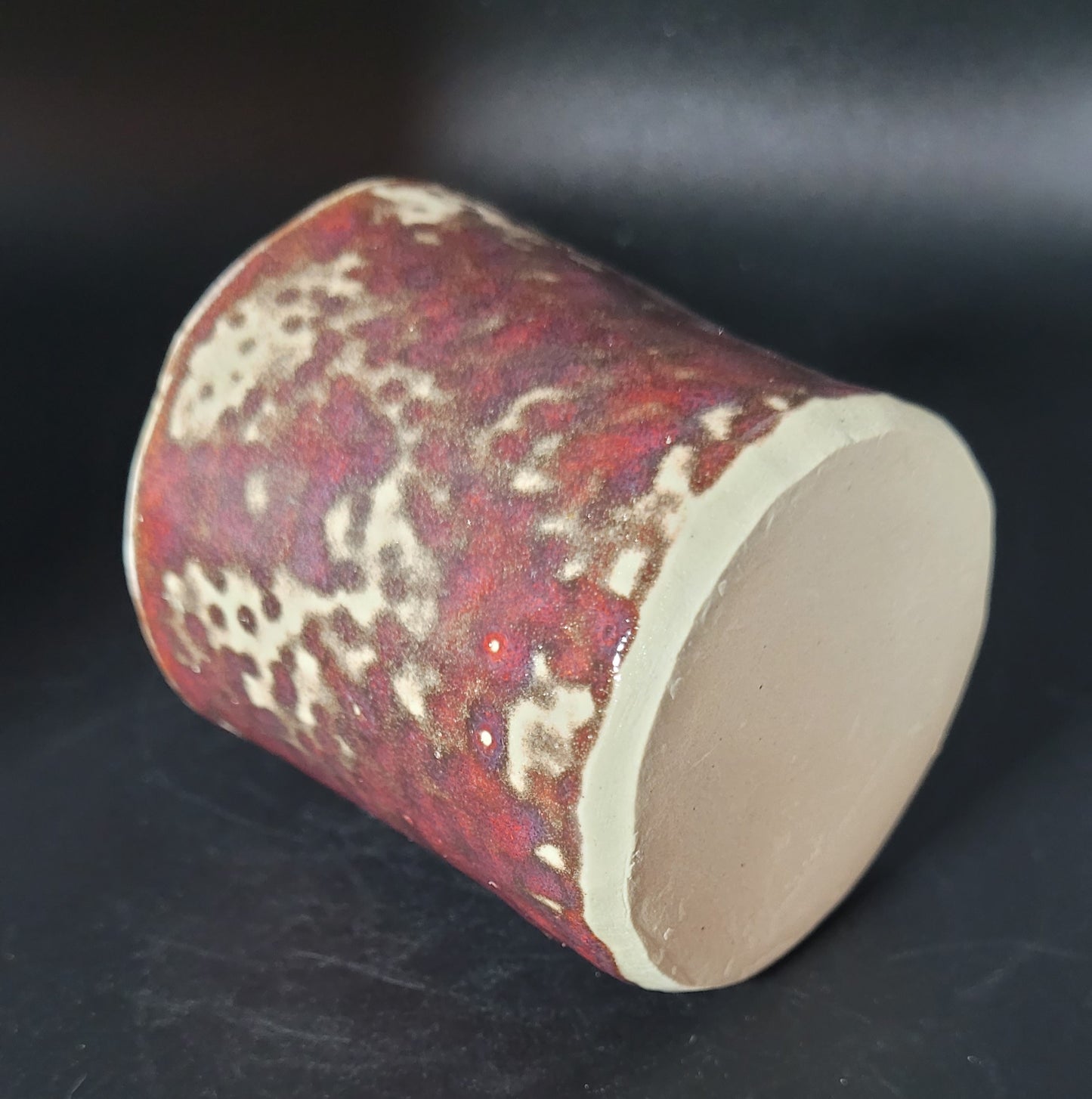 Gobelet - Vue de côté de la pièce artisanale 6,5 cm x 6,5 cm