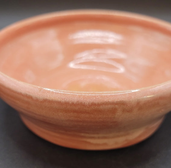 Détail de la couleur de ce bol émaillé rose poudré.