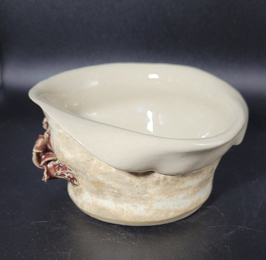 Vue de profil du pot artisanal en grès avec texture naturelle et couronne florale