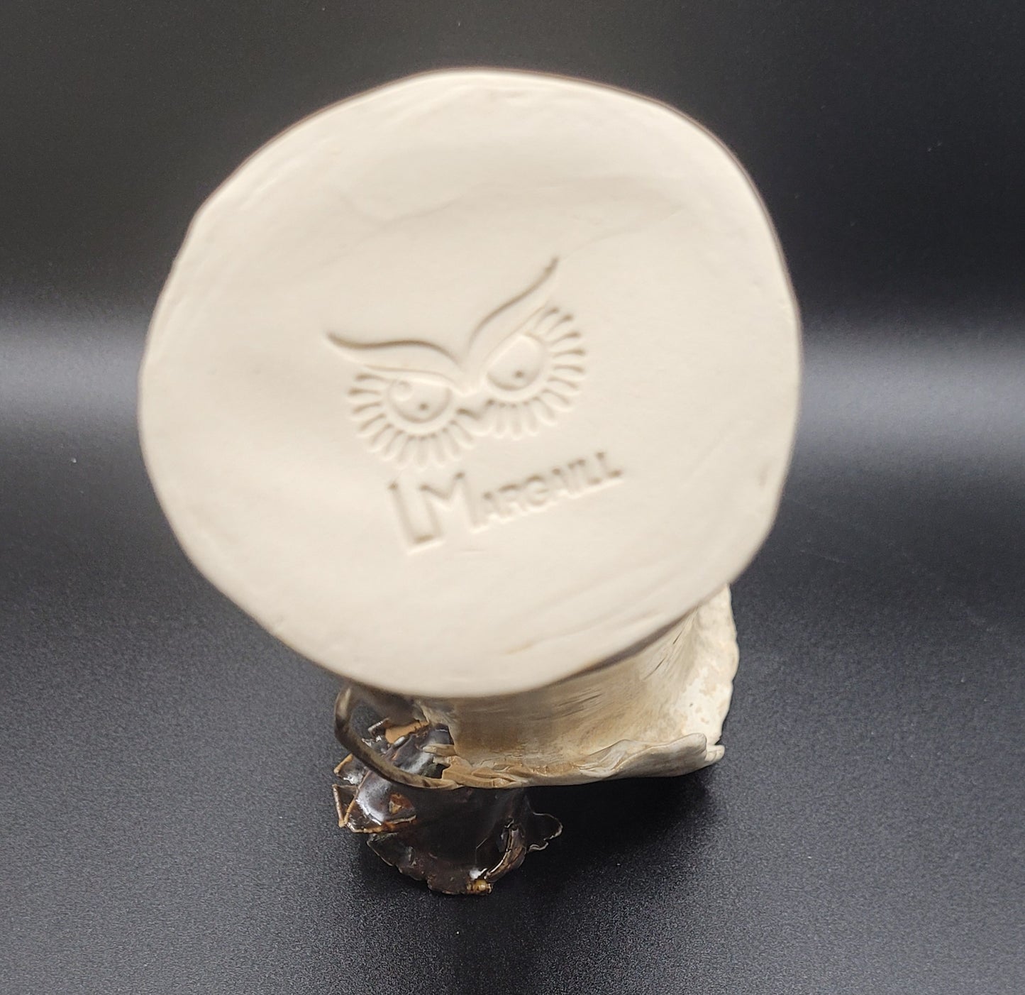 Vase Perséphone - Détail du vase en céramique cuit à haute température - Signature