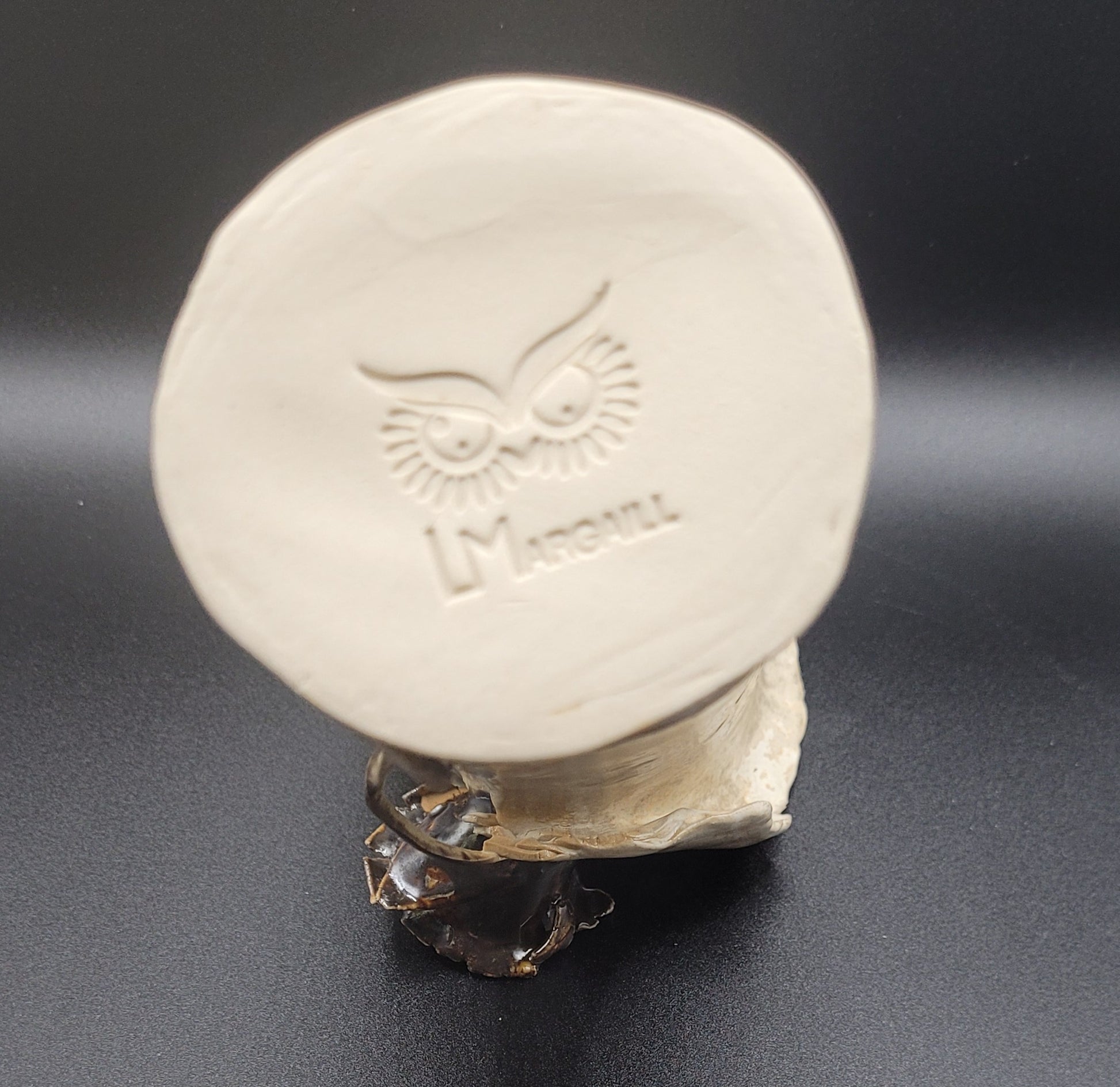 Vase Perséphone - Détail du vase en céramique cuit à haute température - Signature