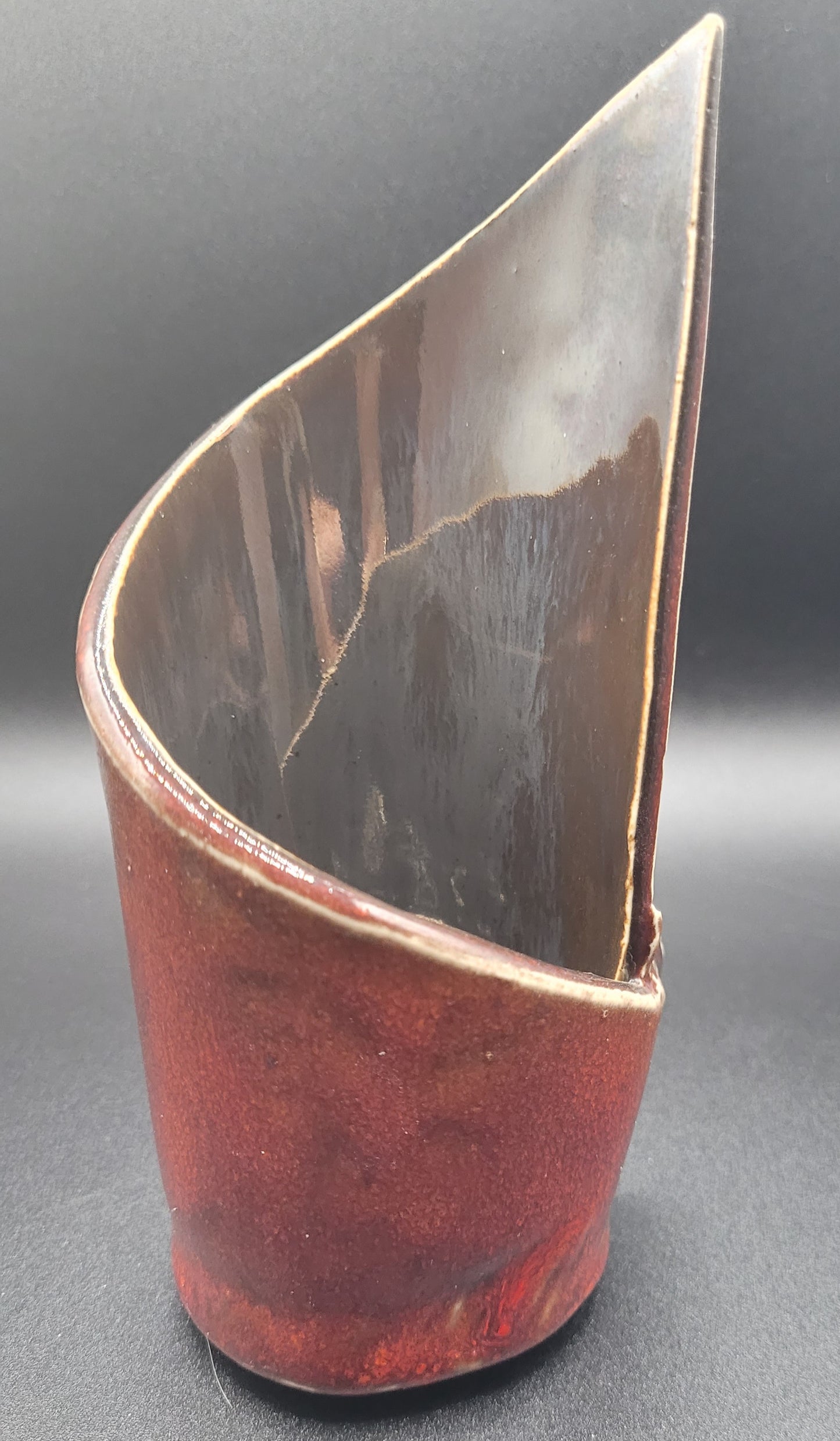 Vase Design - Grès émaillé bordeaux et noir vue de face sur fond noir