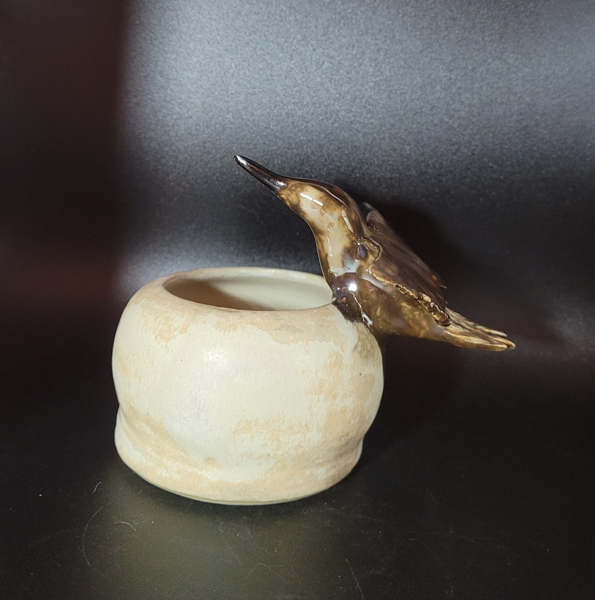 Pot Colibri - Vue de côté -  Détail du pot en céramique façonné à la main