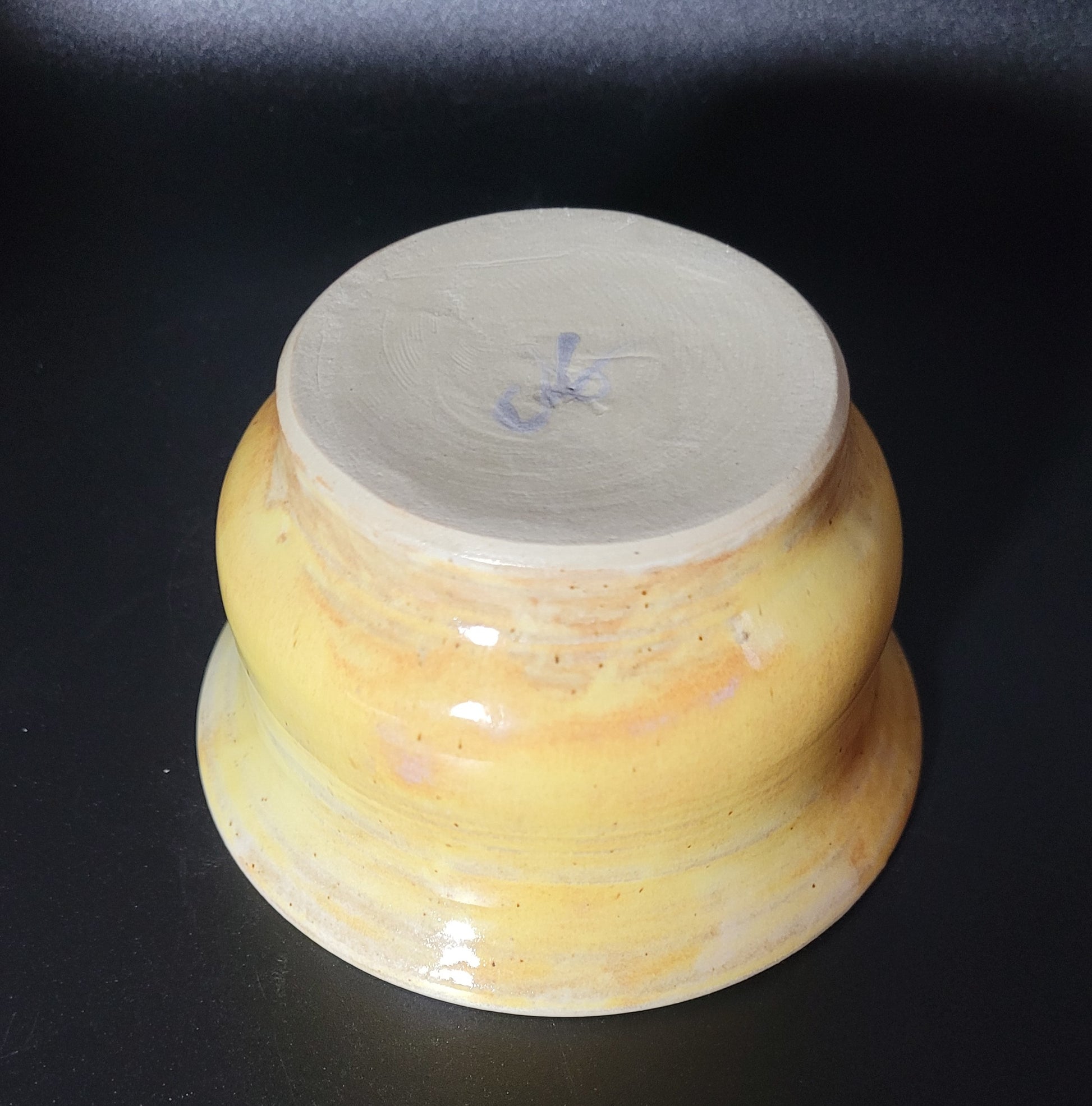 Pot Décoration Intérieur - Vue dessous de la pièce en grès façonnée à la main