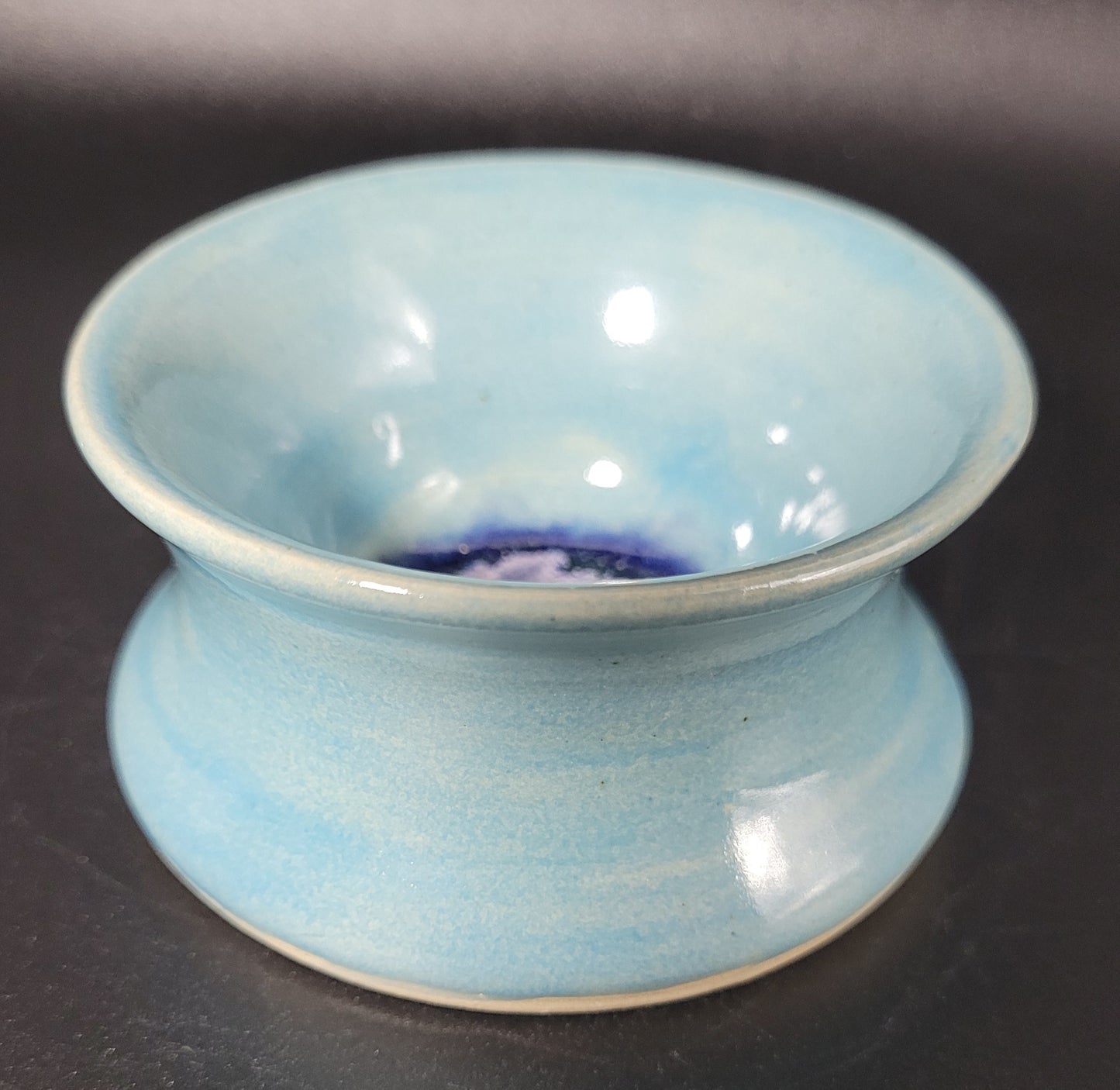 Vide-Poche Bleu Nuit Constellée - Vue latérale du vide-poche artisanal en céramique
