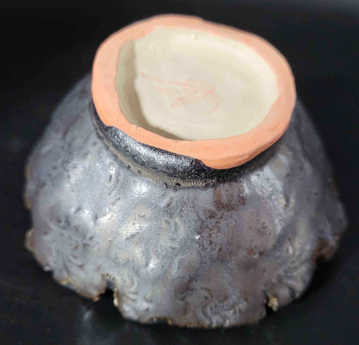 Vide-Poche Volcano - Vue arrière de la pièce en grès façonnée à la main