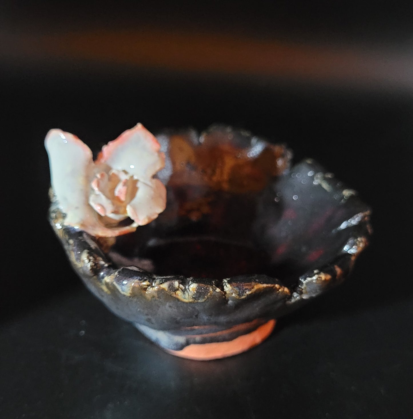 Vide-Poche Volcano - Grès émaillé bordeaux noir avec rose contrastante vue de profil