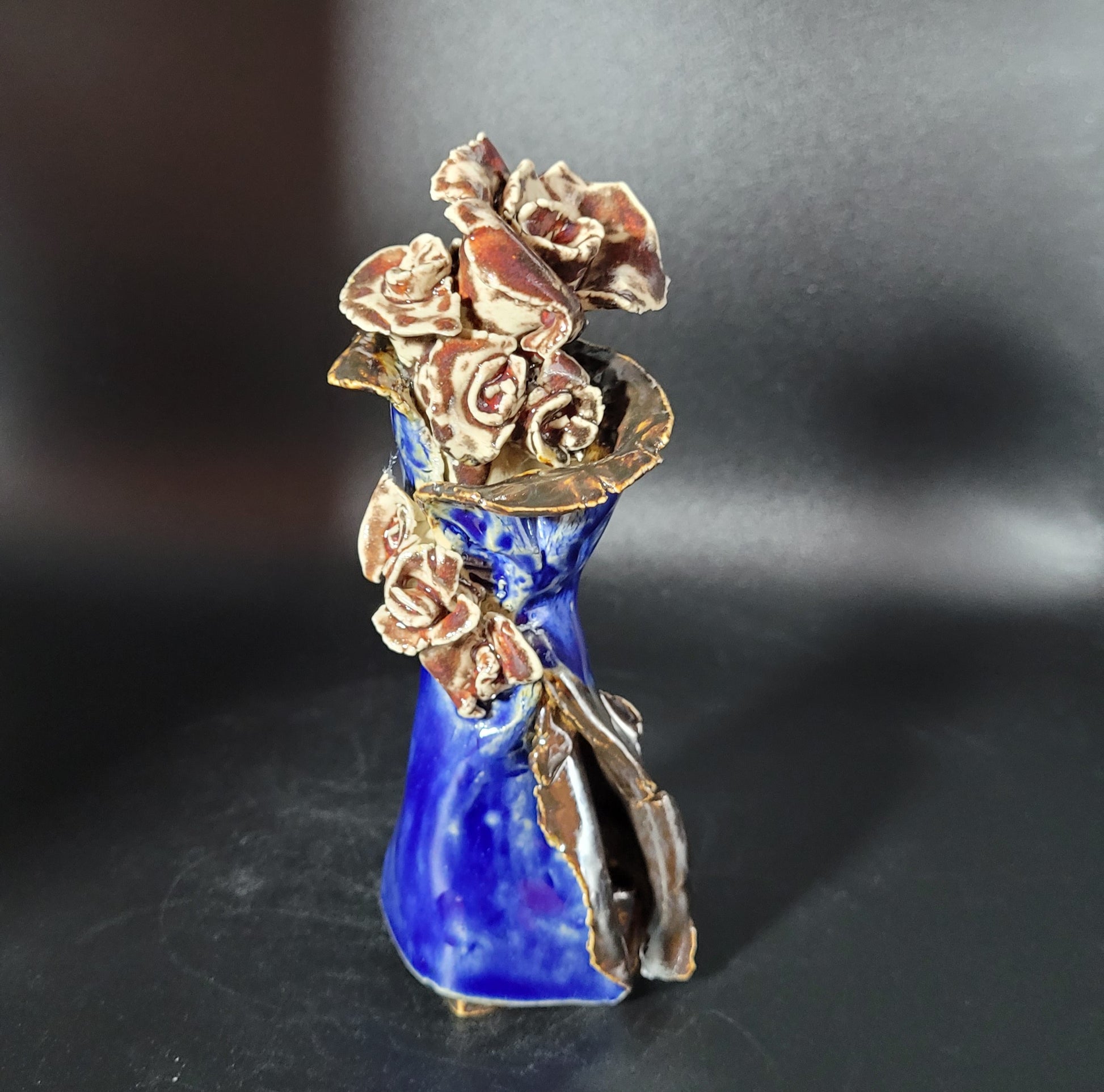 Écrin Floral - Vue d'ensemble du vase artisanal avec rose