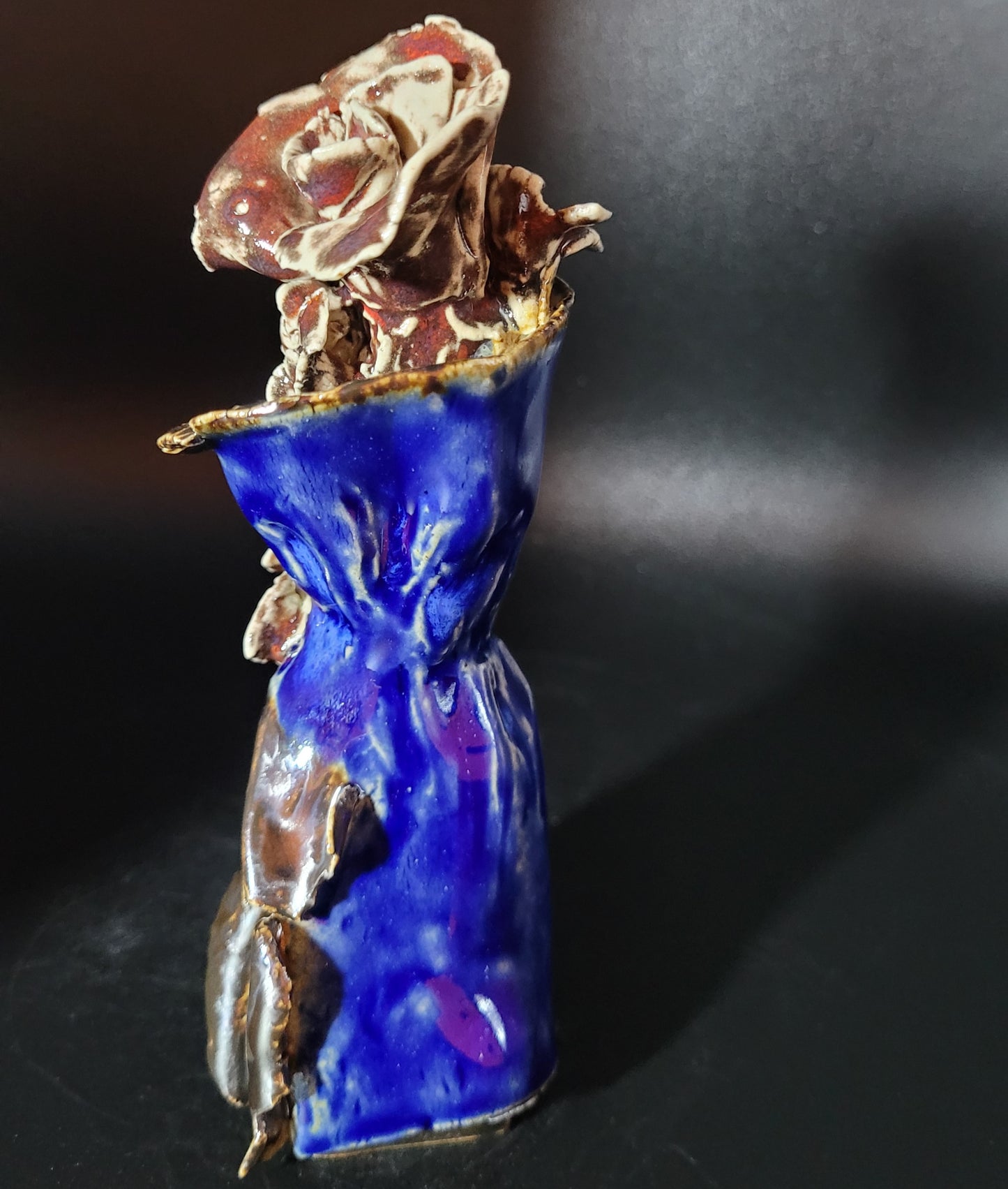 Écrin Floral - Vue latérale de la pièce en céramique façonnée à la main