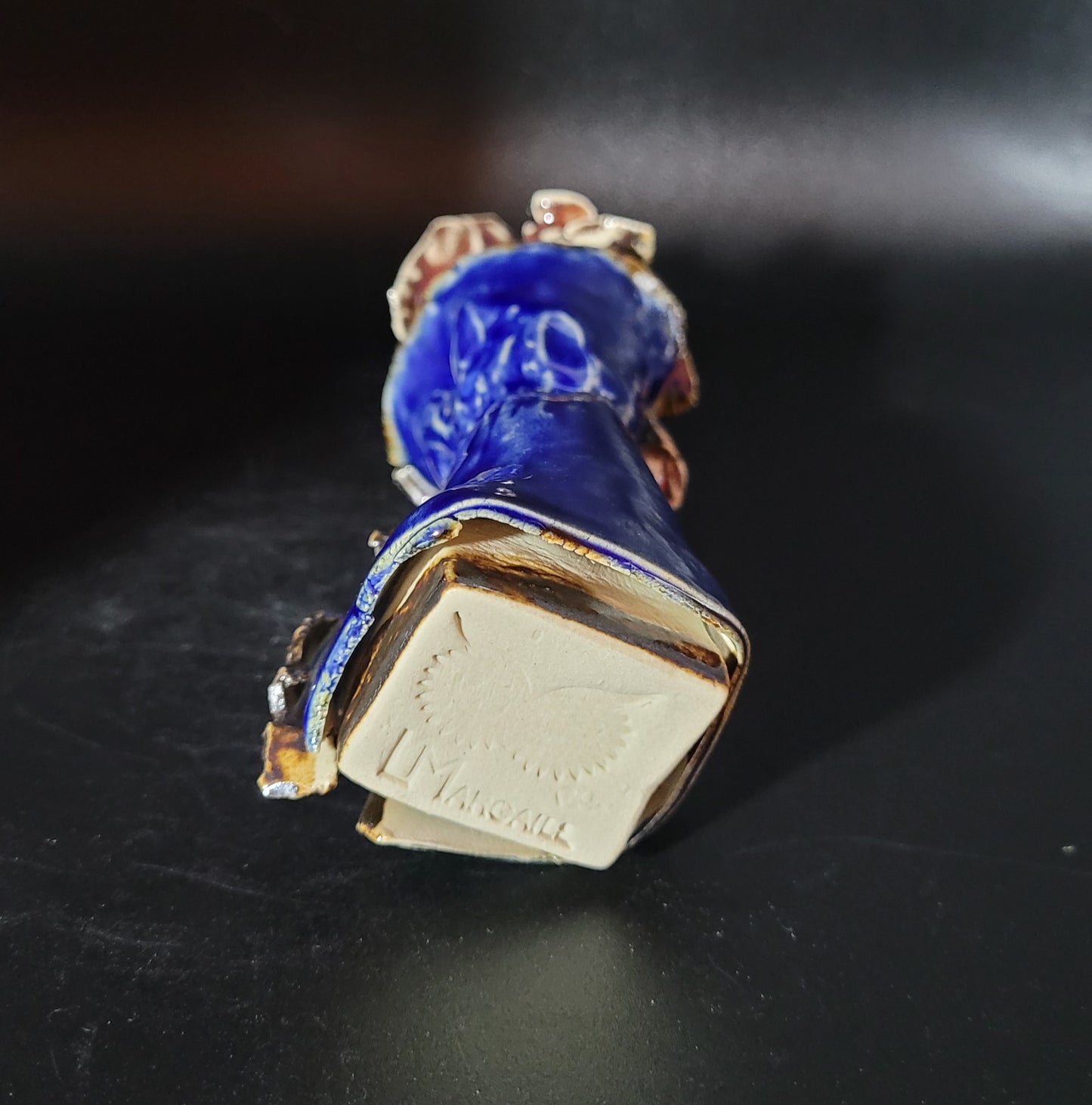 Écrin Floral - Vue dessous du vase en grès 12 cm - Signature