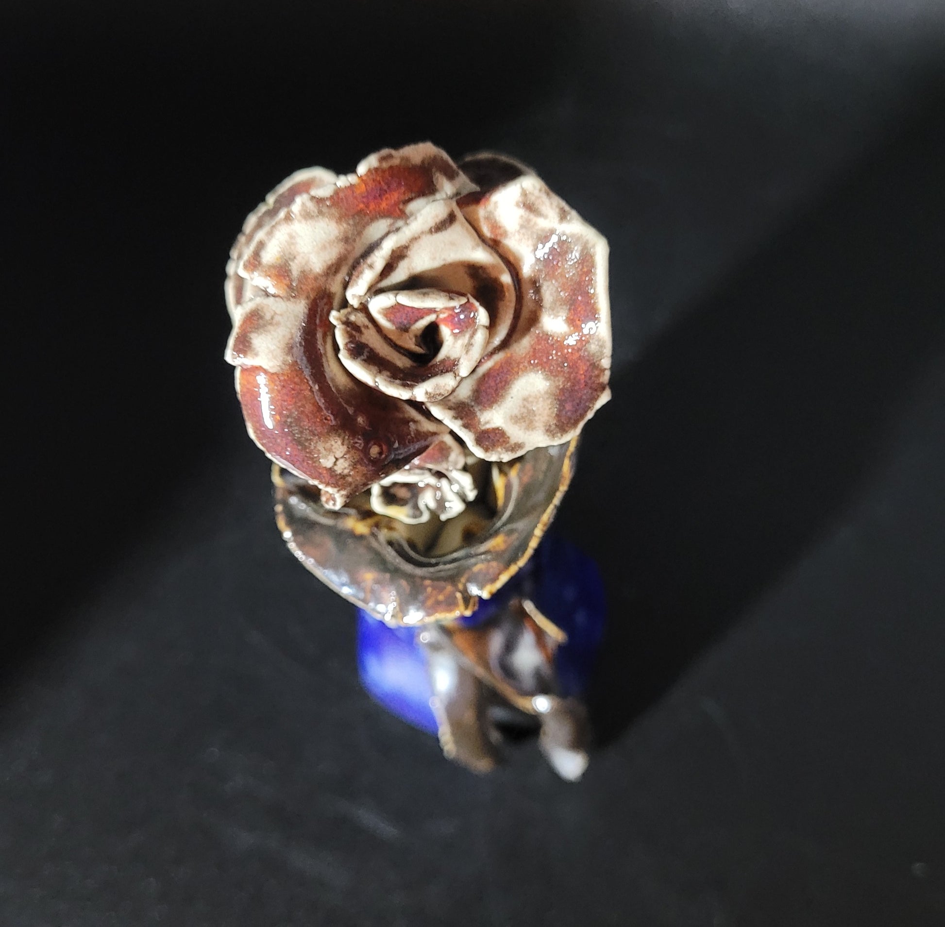 Écrin Floral - Vue dessus du vase bleu profond élégant