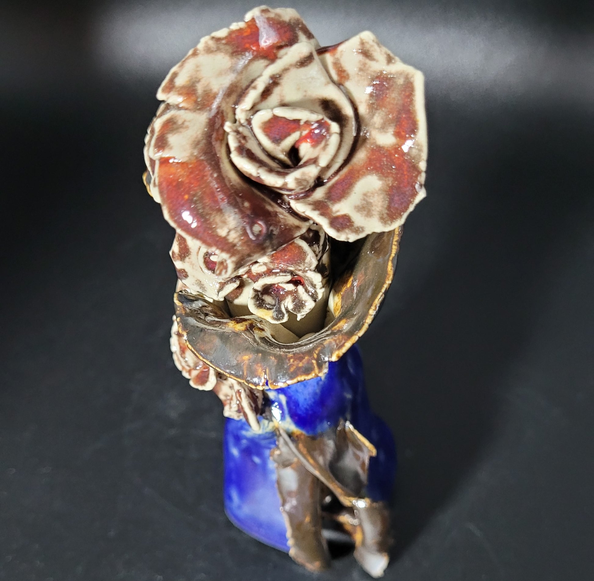 Écrin Floral - Gros plan sur la rose dans le vase artisanal