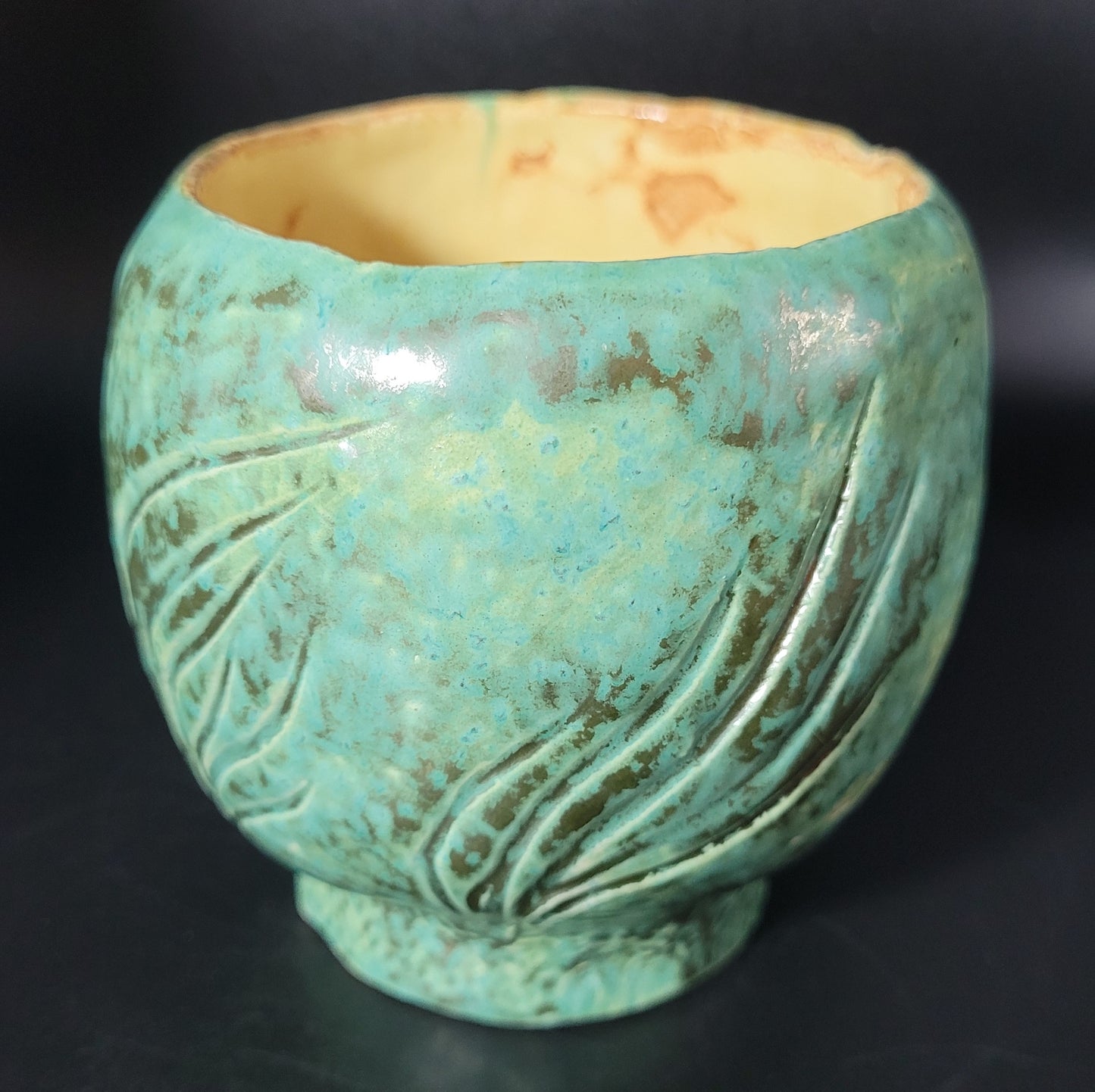 Vase Vert Antique - Faïence émaillée vert métallisé vue de face sur fond noir