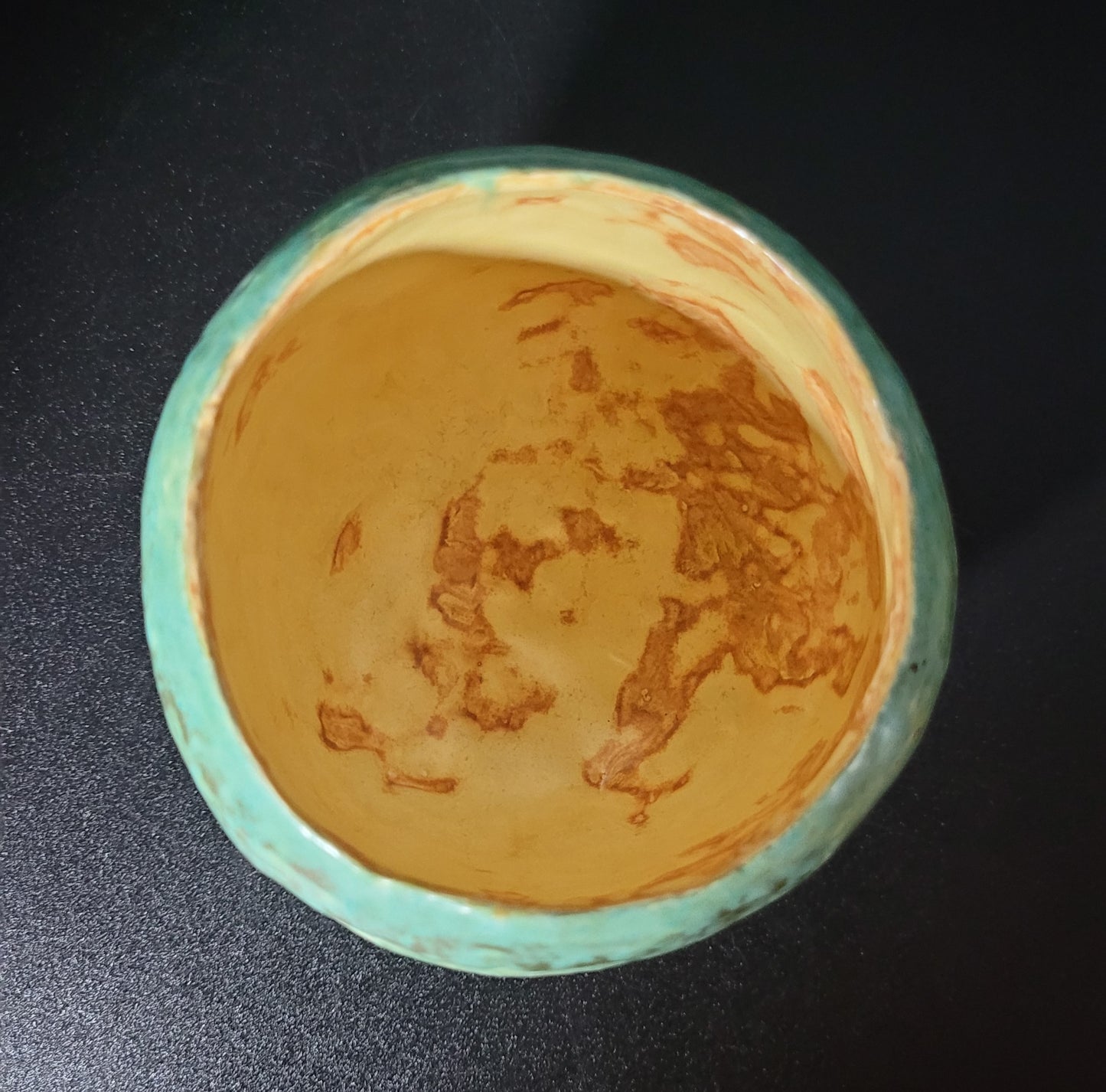 Vase Vert Antique - Détail de l'intérieur jaune-orangé du vase artisanal