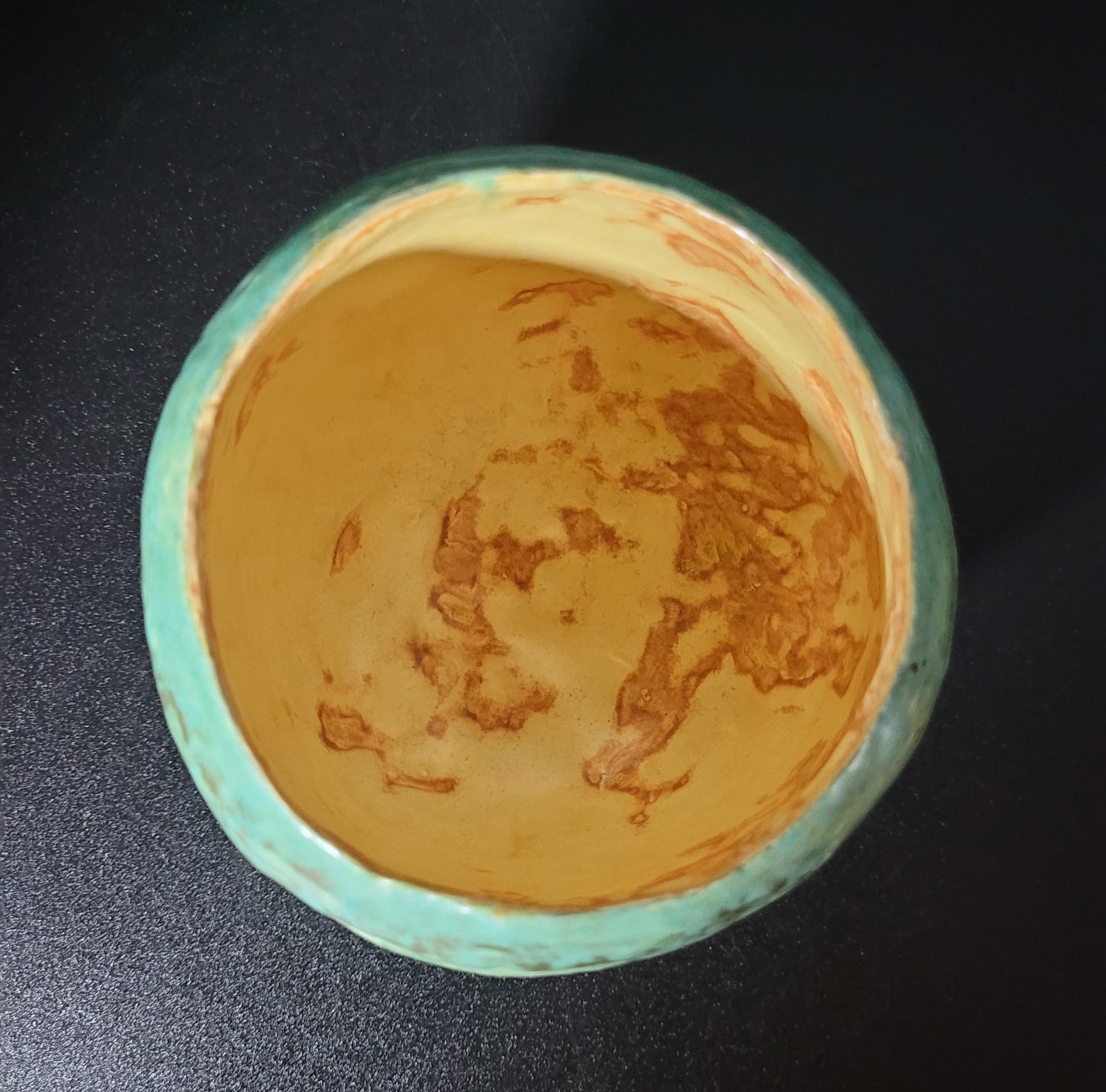 Vase Vert Antique - Détail de l'intérieur jaune-orangé du vase artisanal