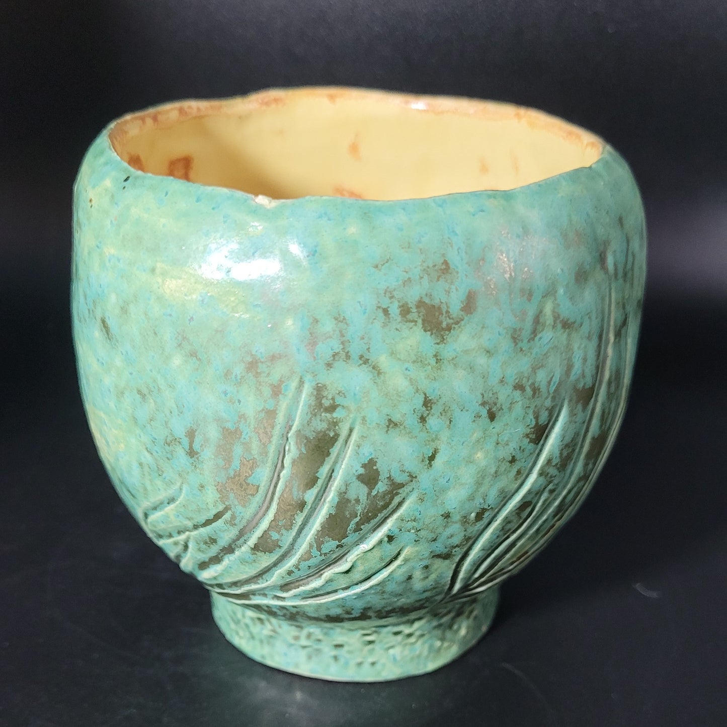 Vase Vert Antique - Vue latérale de la faïence façonnée à la main