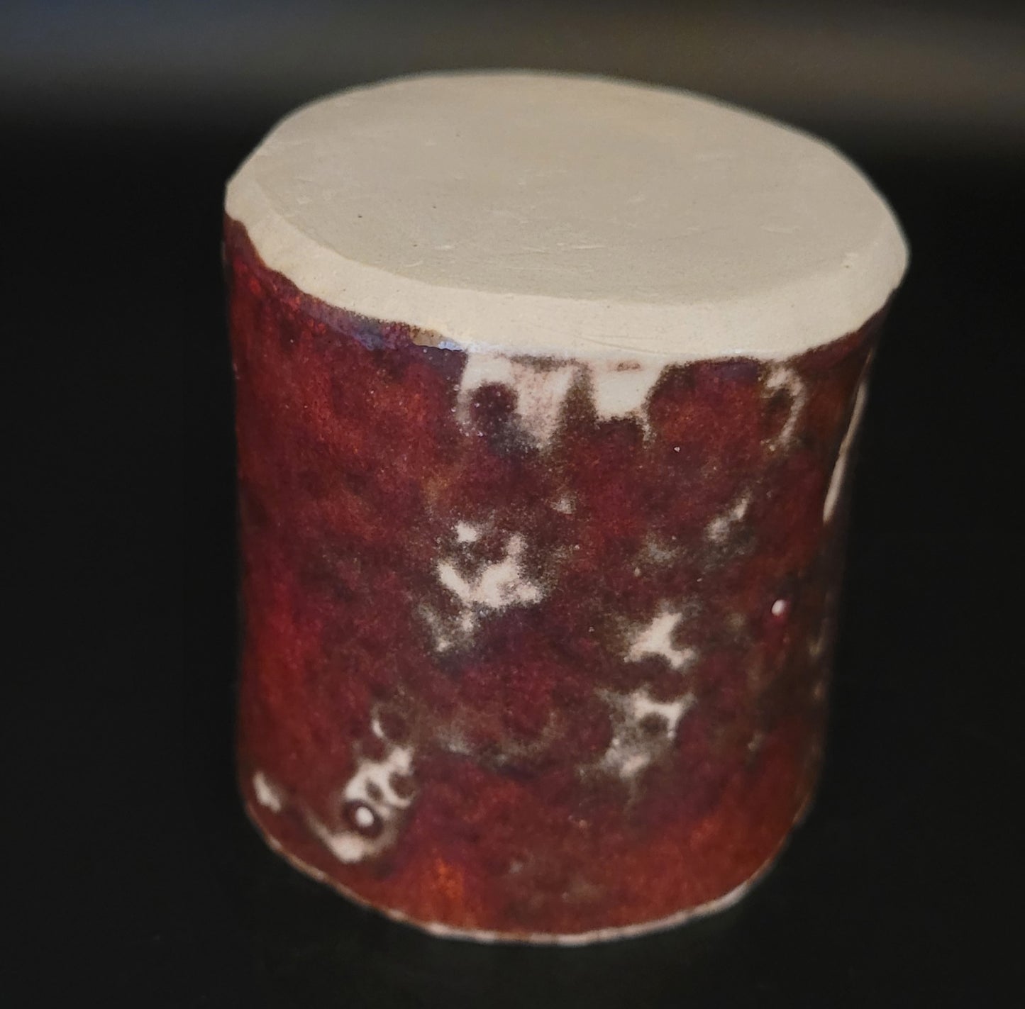 Gobelet - Détail du gobelet en céramique façonné à la main