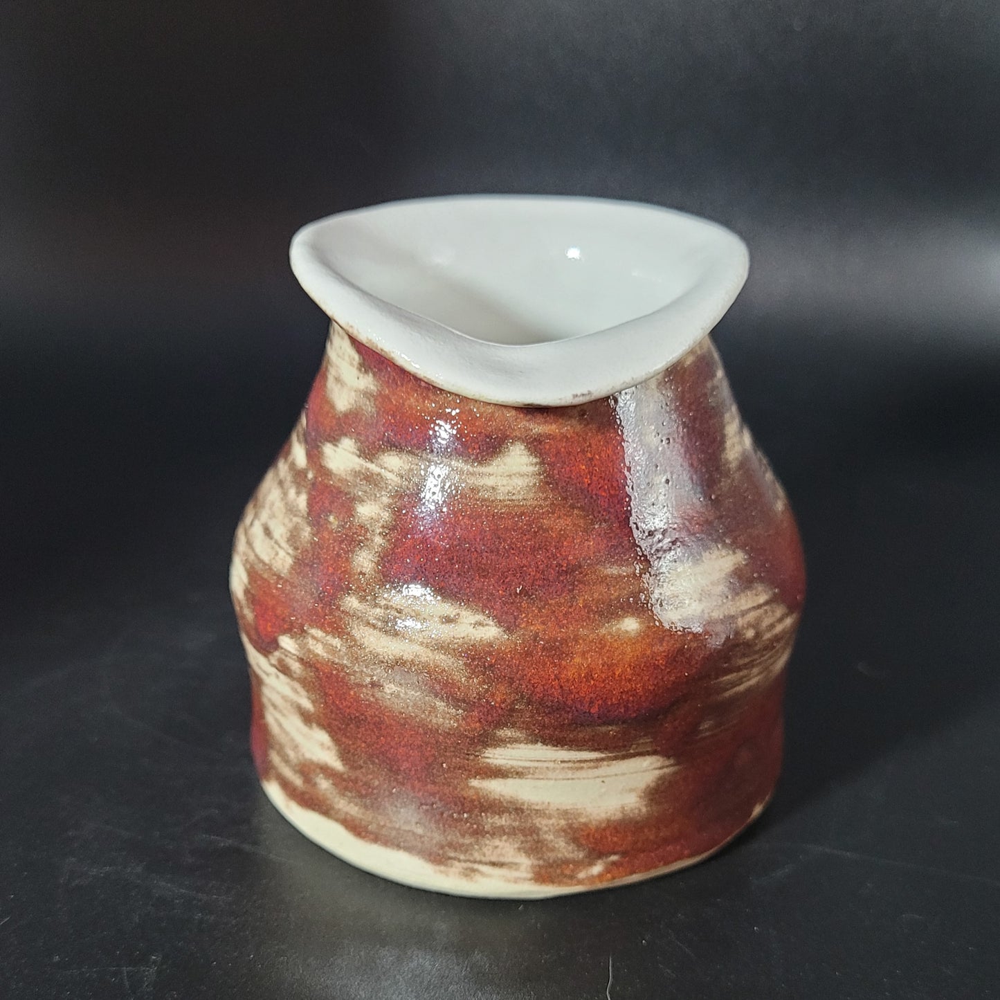 Pot à Lait - Détail du pot façonné à la main pour café et thé - Vue de face