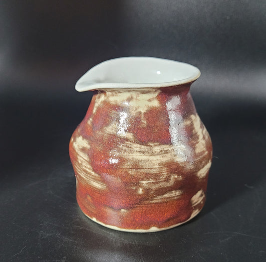 Pot à Lait - Grès émaillé artisanal vue de face sur fond noir