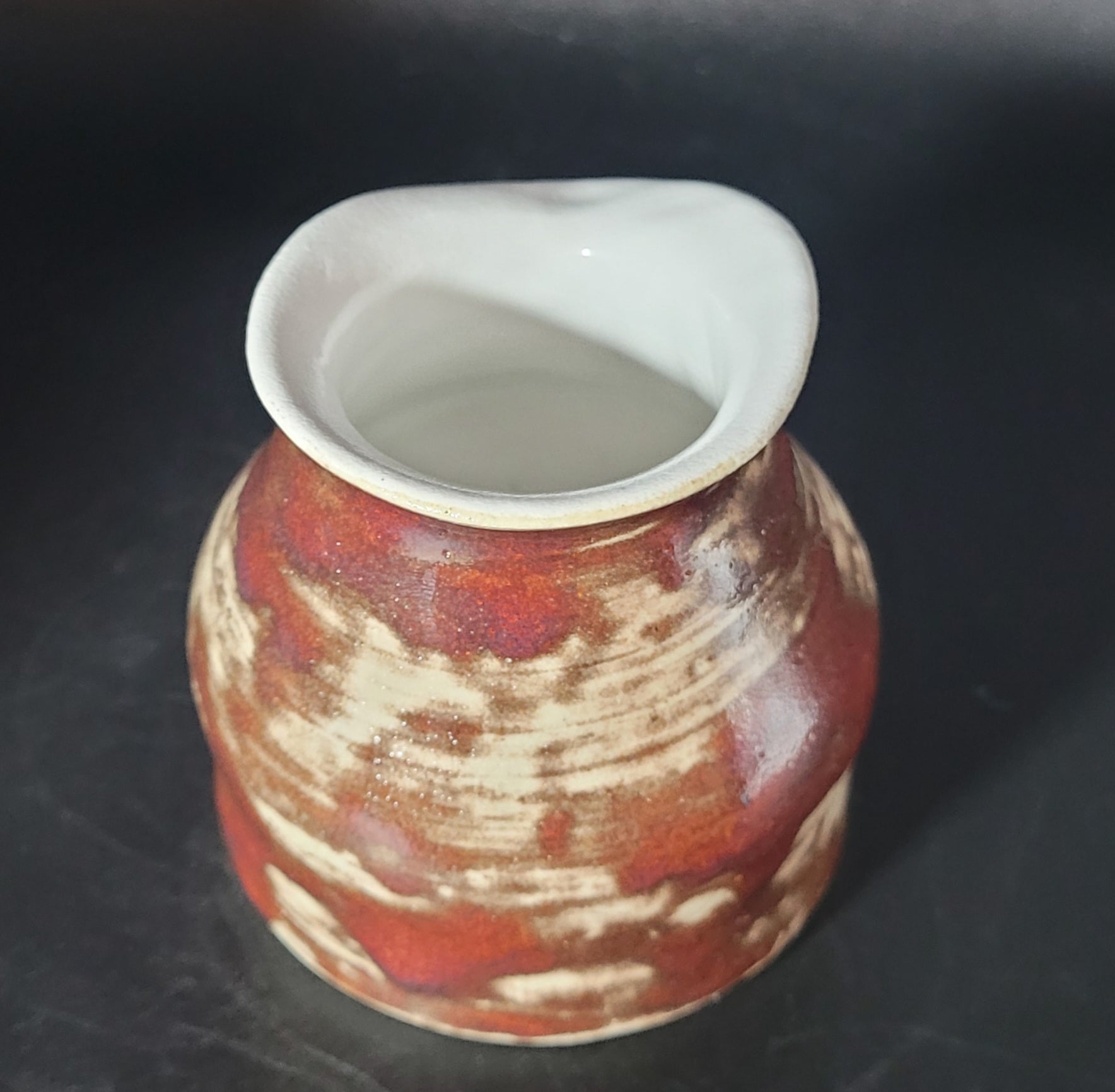 Pot à Lait - Vue latérale de la pièce artisanale en céramique