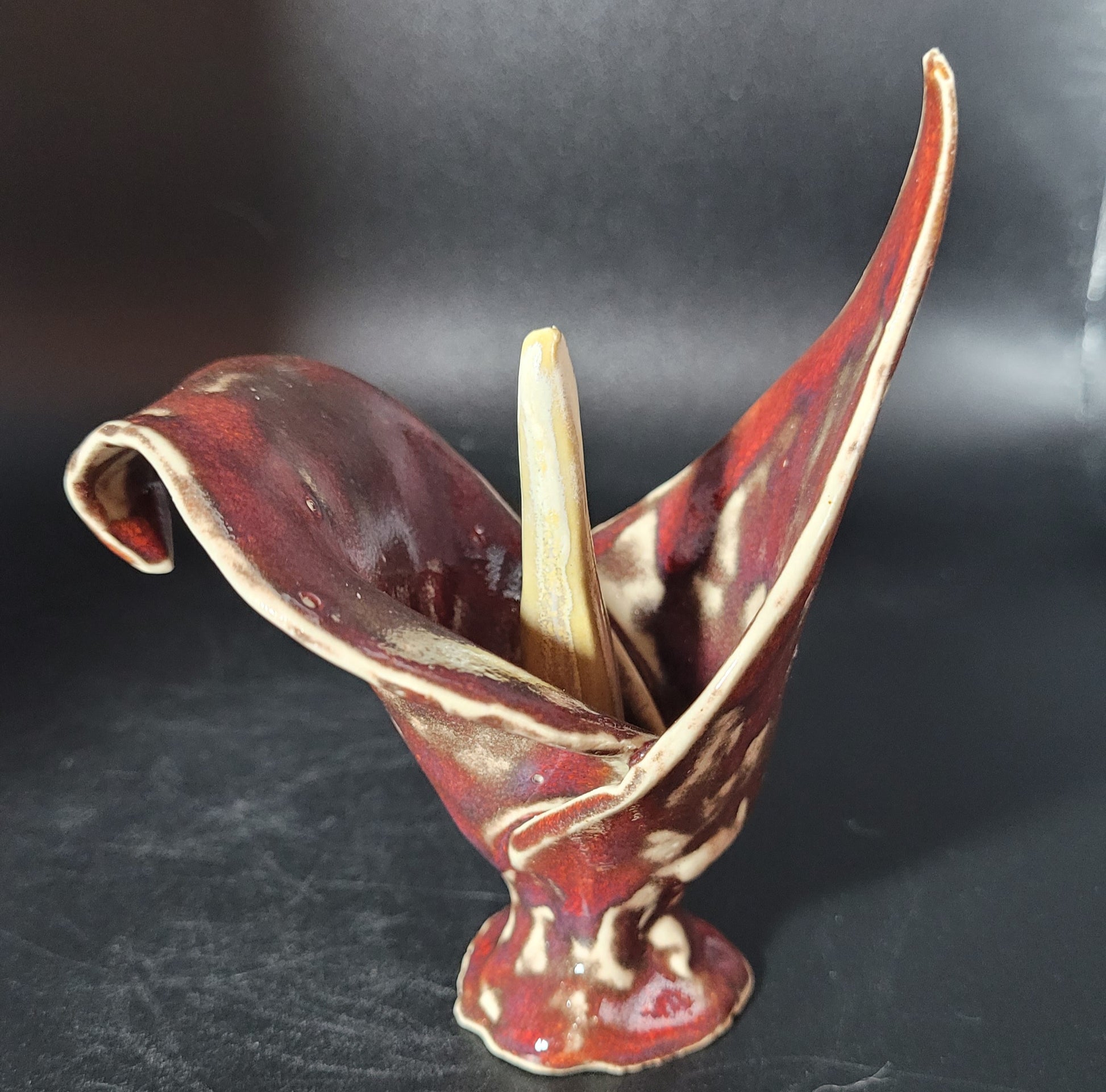 Fleur Décorative - Sculpture fleur de lys en grès émaillé vue de face