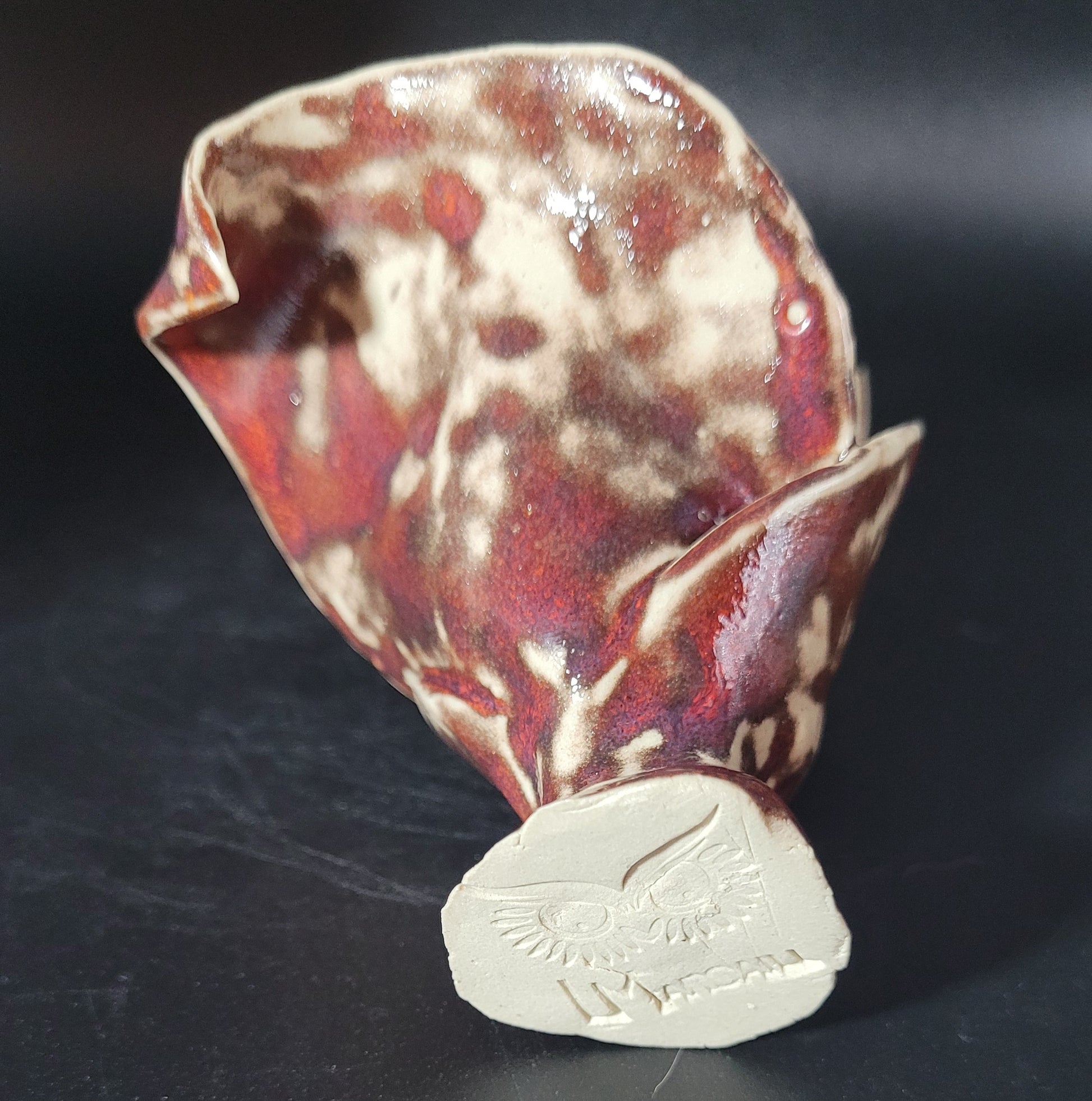 Fleur Décorative - Vue dessous et côté de la sculpture en grès 11 cm x 9 cm - Signature