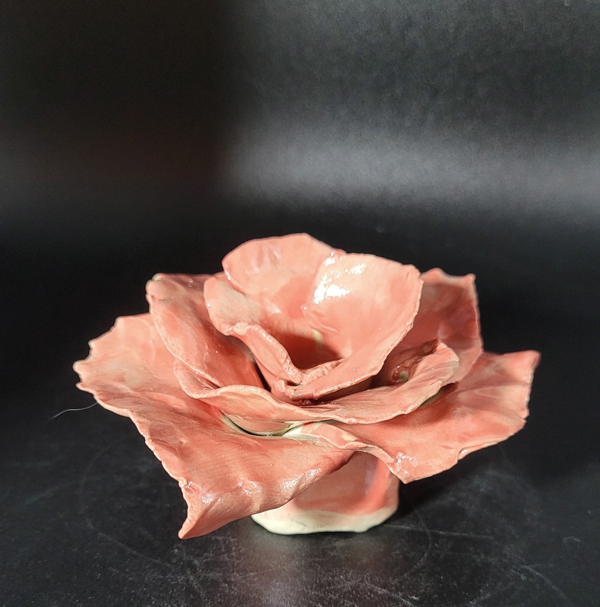 Rosa Nova - Détail de la fleur en grès façonnée à la main