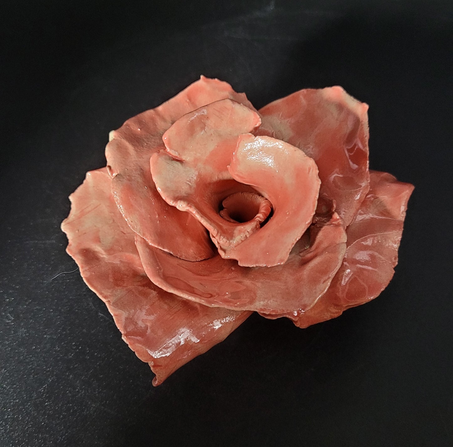 Rosa Nova - Fleur décorative en céramique artisanale vue de face sur fond noir