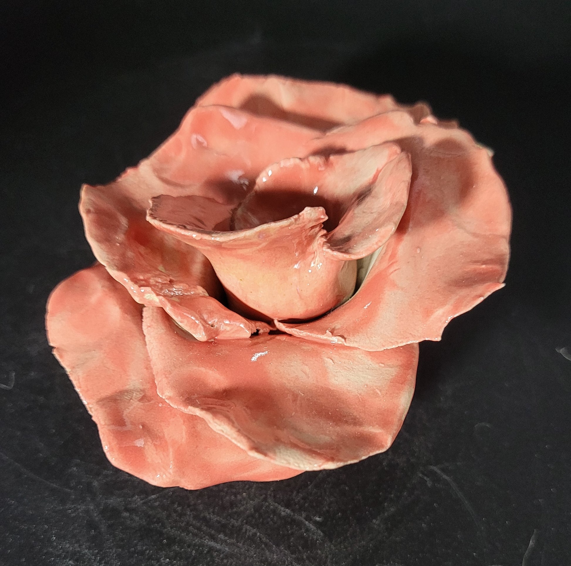 Rosa Nova - Vue latérale de la décoration florale en céramique