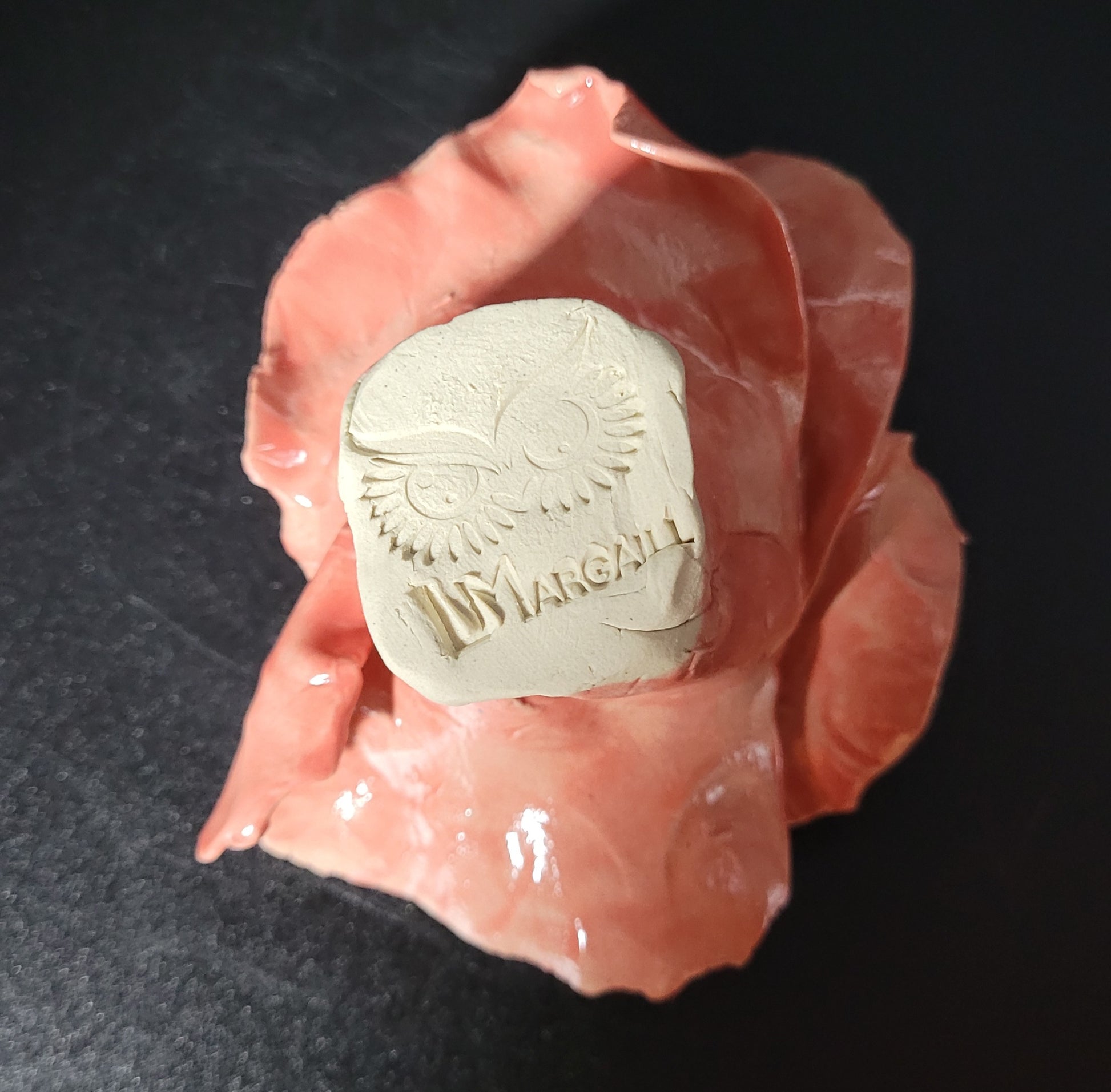 Rosa Nova - Détail de la texture et finition de la céramique - signature