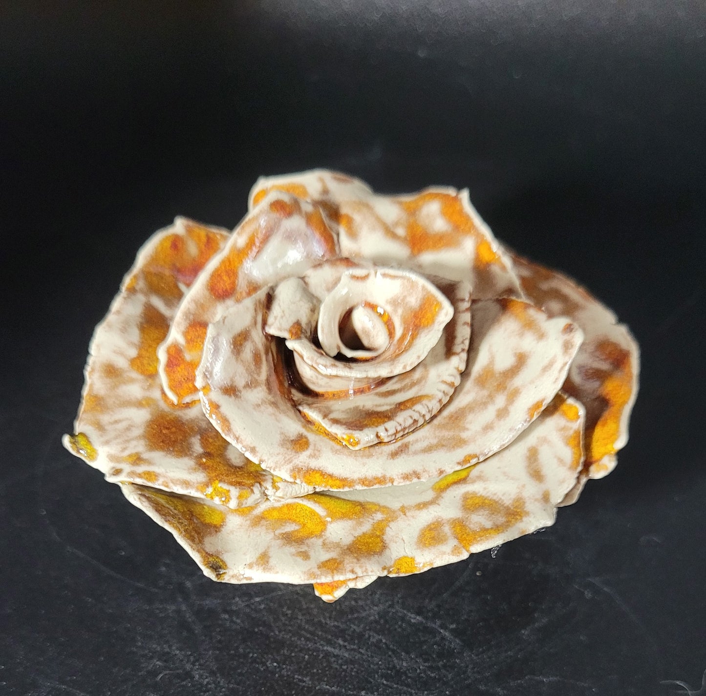 Rosa Sépia - Détail de la céramique artisanale façonnée à la main