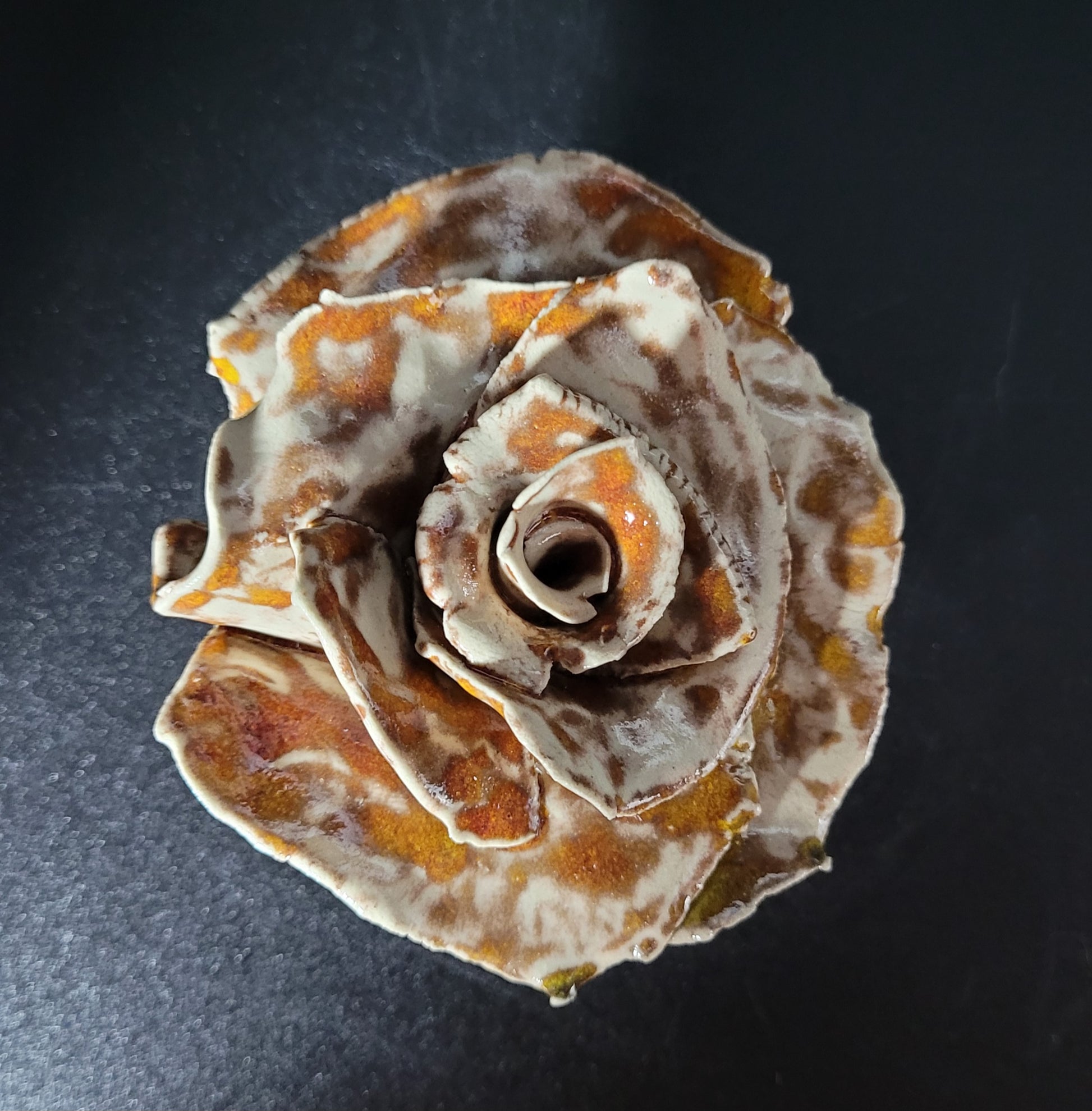 Rosa Sépia - Décoration en grès aux teintes automnales vue de face sur fond noir