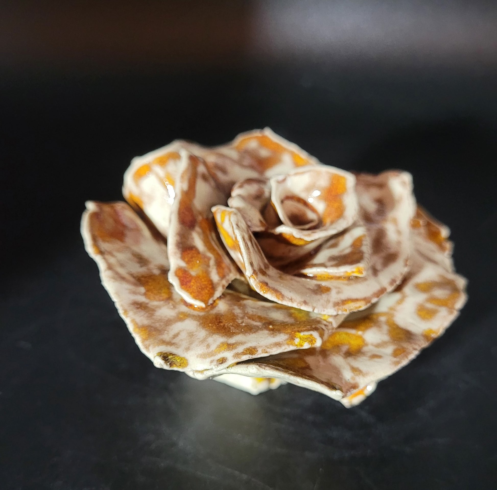 Rosa Sépia - Vue latérale de la pièce en grès design épuré