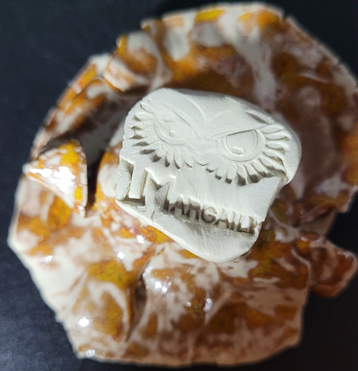 Rosa Sépia -vue arrière de la création artisanale en céramique - signature