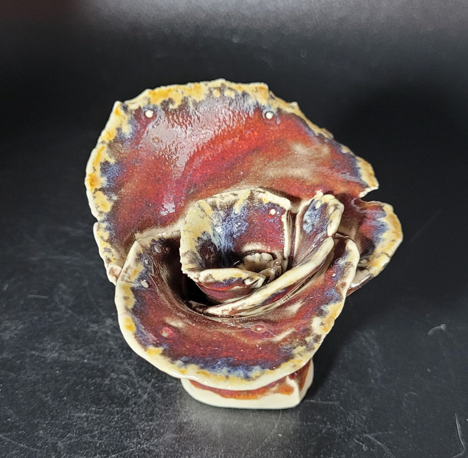 Rosa Brute - Céramique en grès émaillé bordeaux et terre vue de face sur fond noir