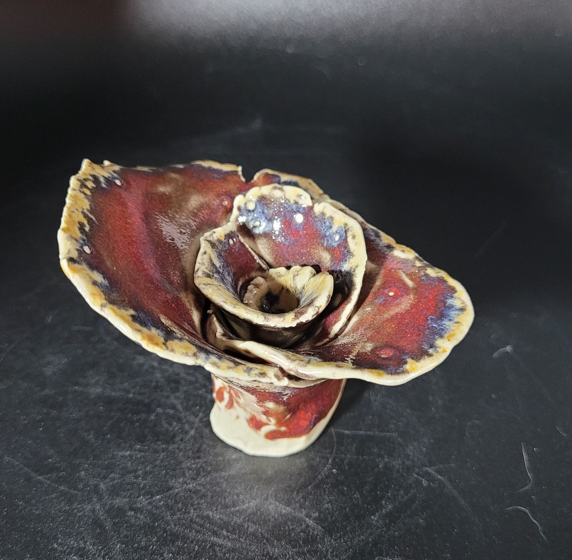 Rosa Brute - Détail de la pièce artisanale façonnée à la main