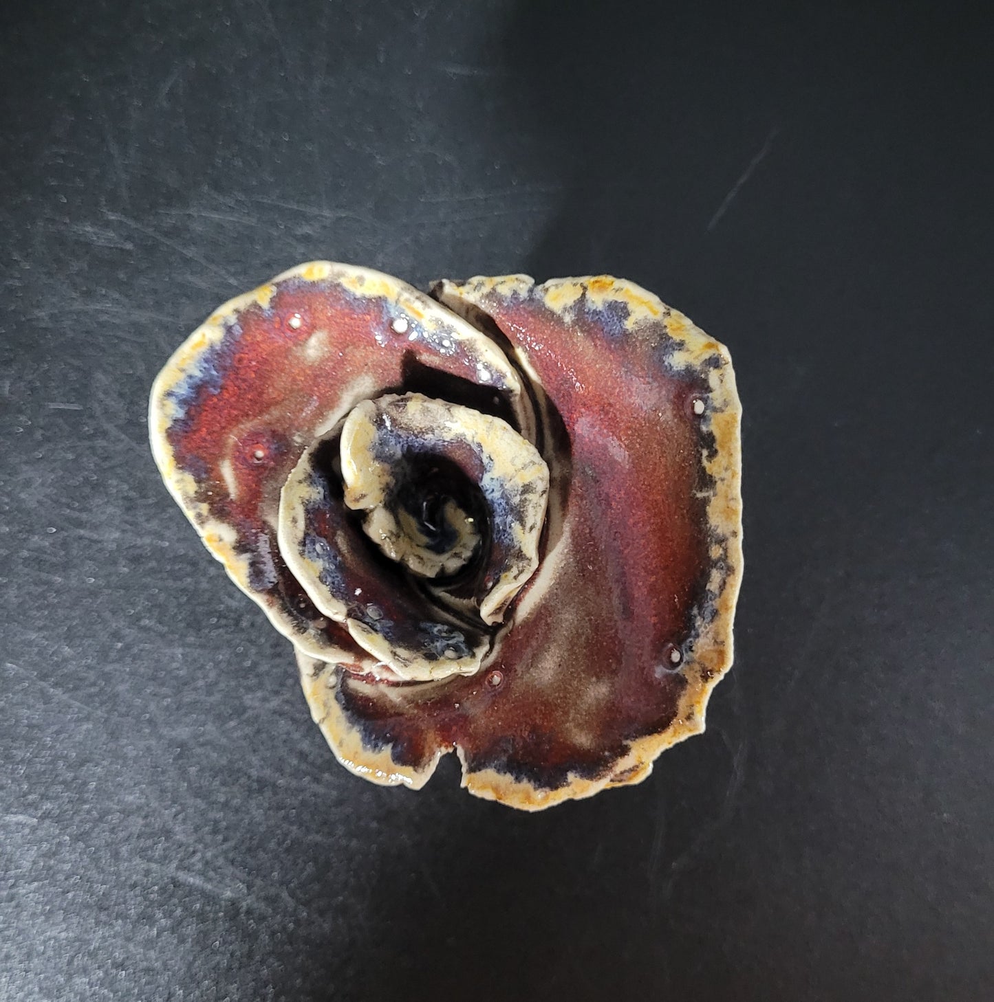 Rosa Brute - Vue de dessus en grès au design spontané