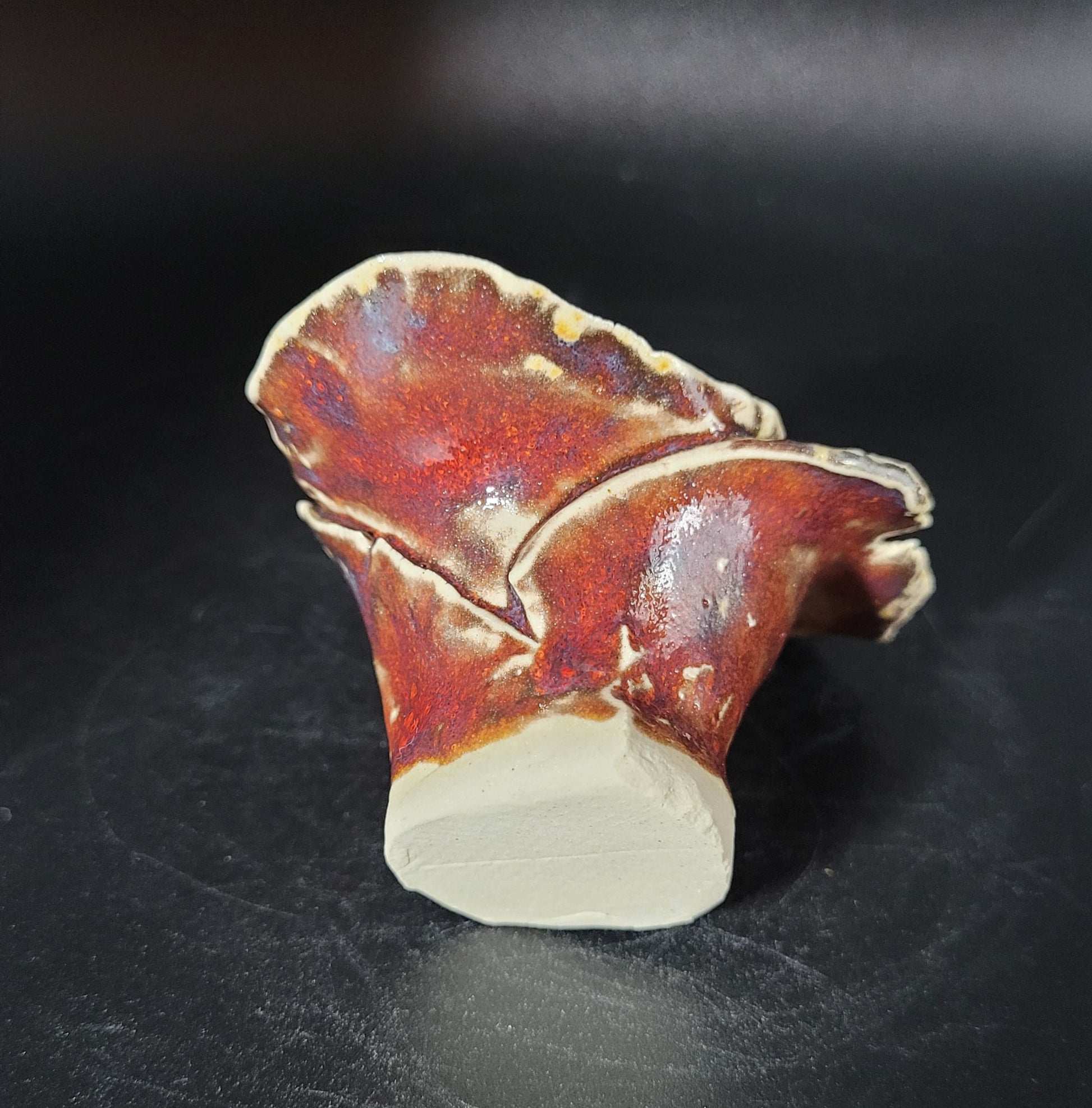 Rosa Brute - Détail des teintes bordeaux et terre du grès émaillé