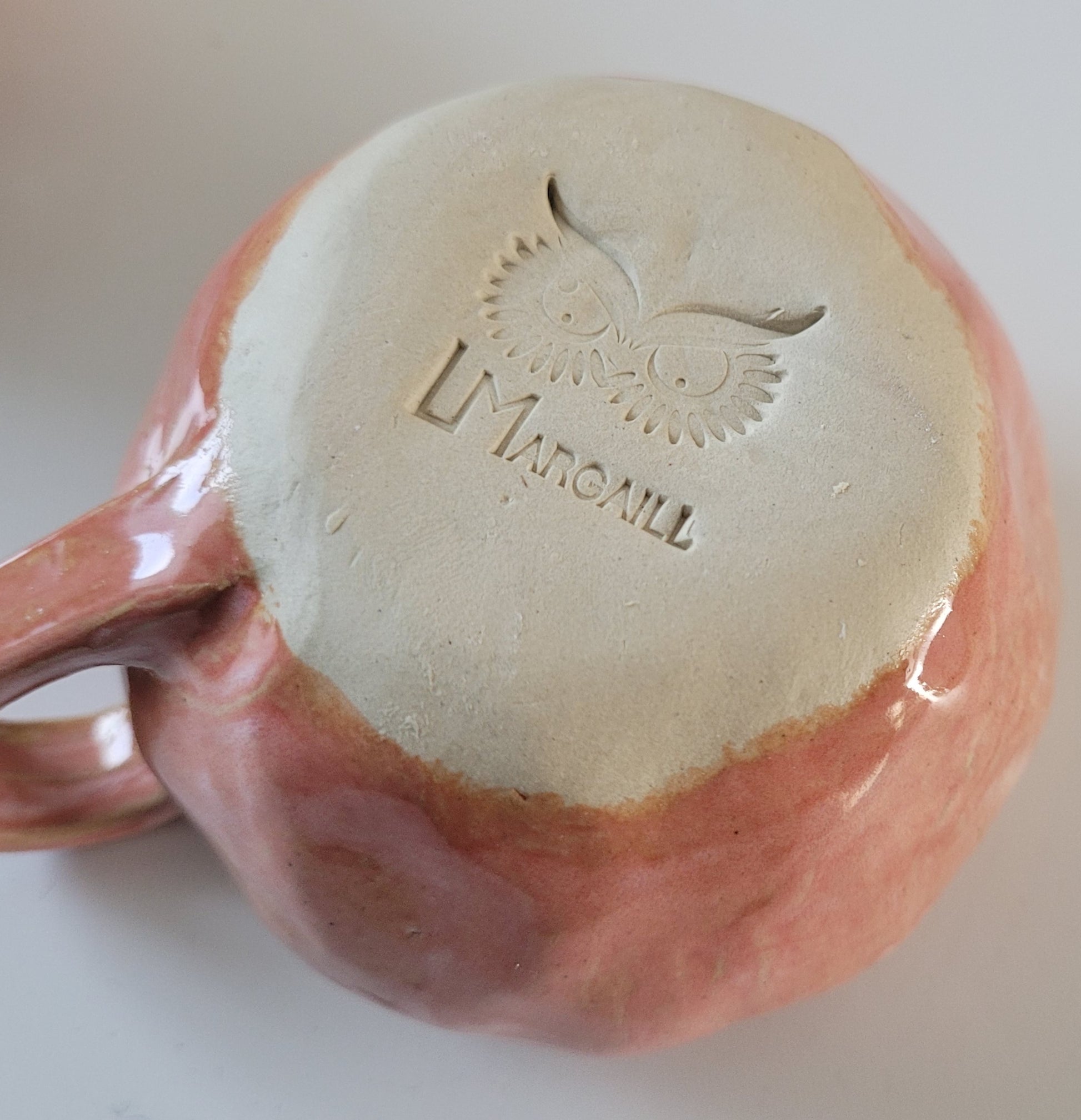 Tasses Roses - Vue dessous de la tasse en céramique façonnée à la main - Signature