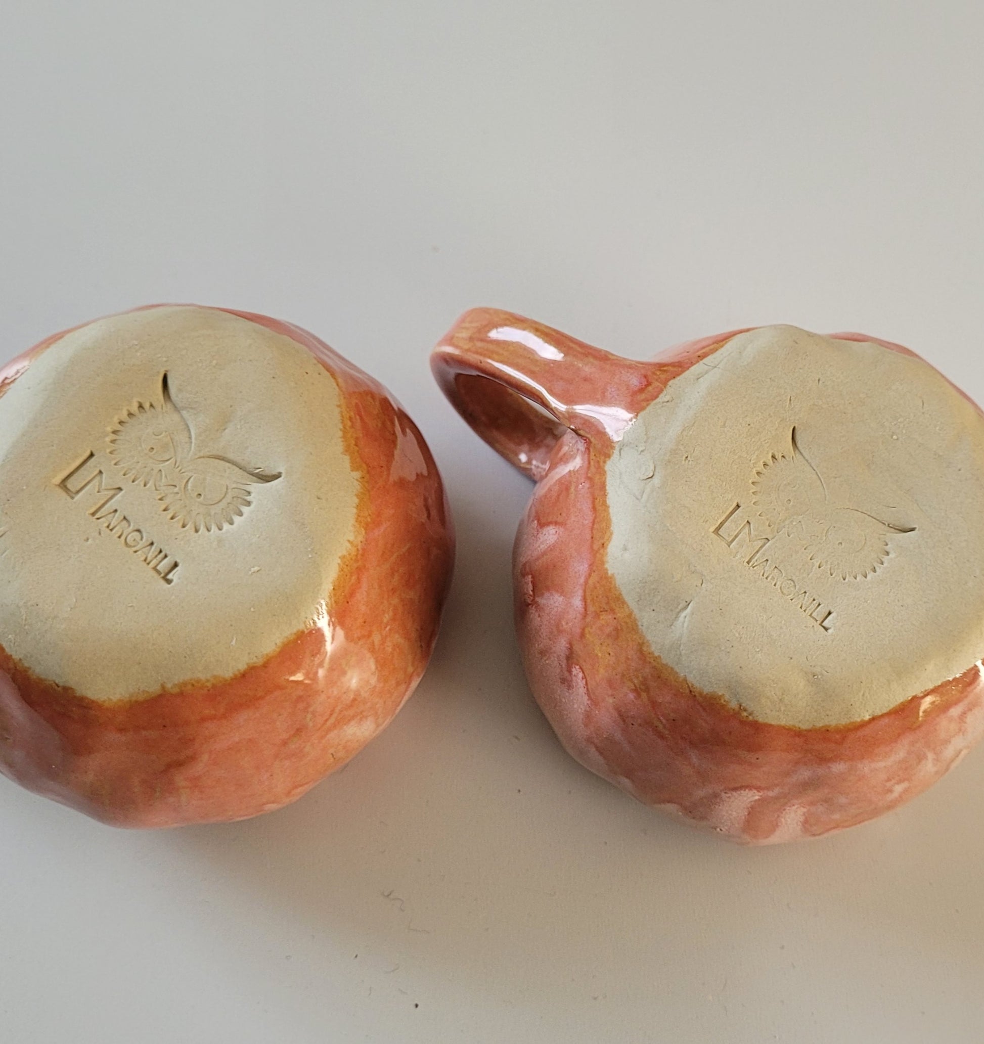 Tasses Roses - Vue dessous des tasse en grès 8 cm x 7 cm - Signatures