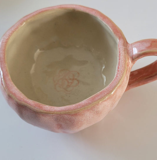 Tasses Roses - Grès émaillé rose et crème avec rose au fond vue de dessus