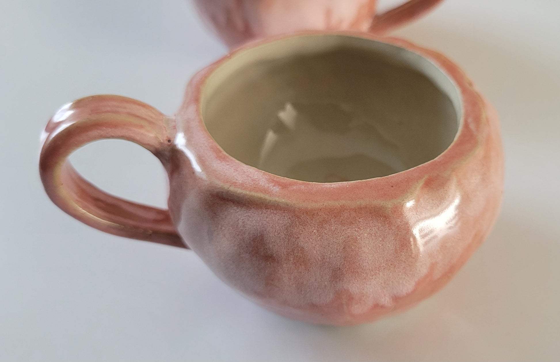 Tasses Roses - Détail de la tasse artisanale