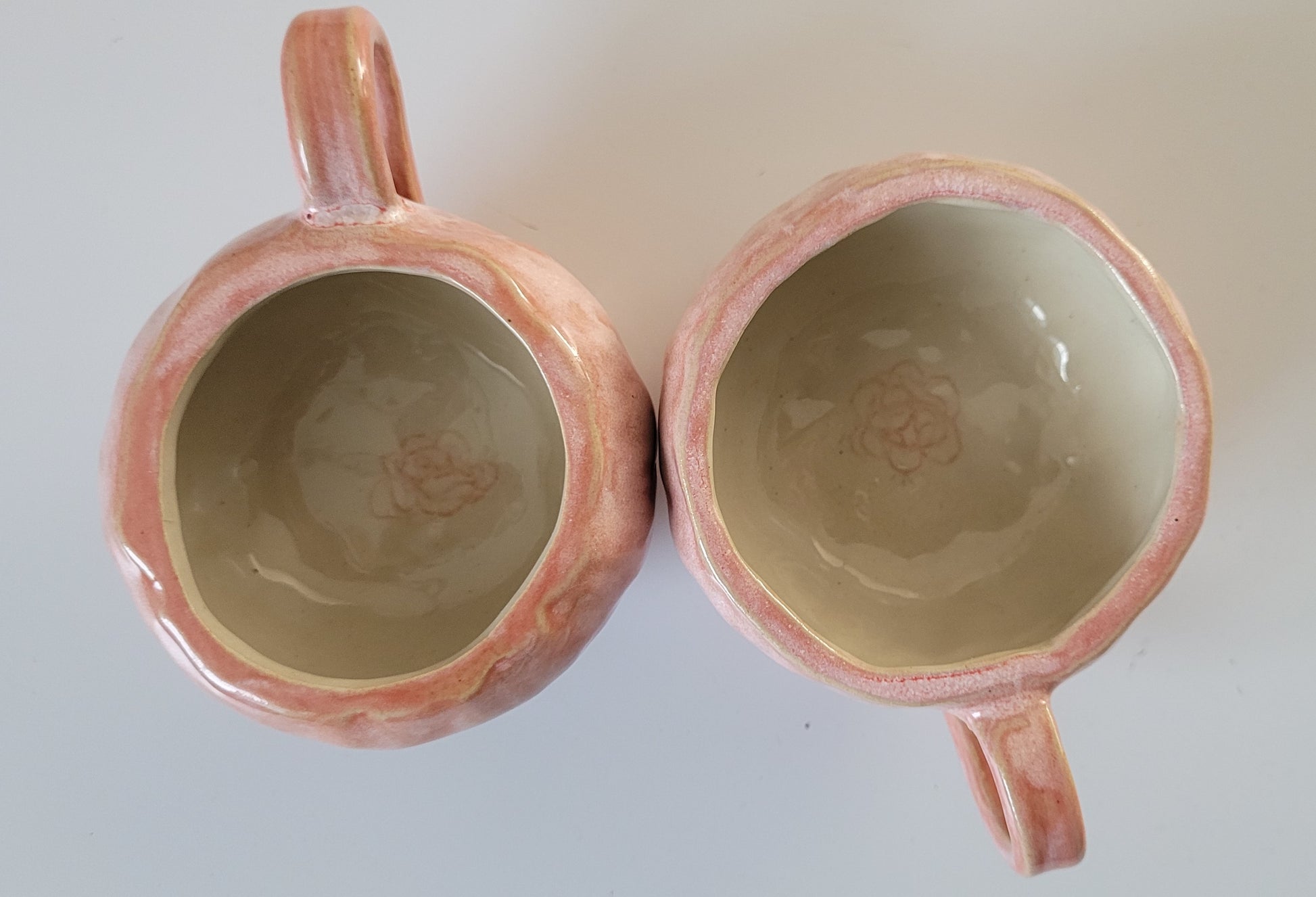 Tasses Roses - Vue de dessus rose et crème poétique