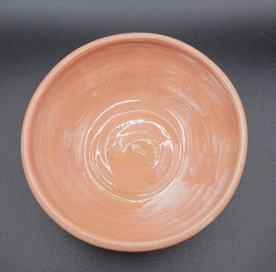 Mise en avant des détail brillant de la texture émaillée de ce bol rose poudré.