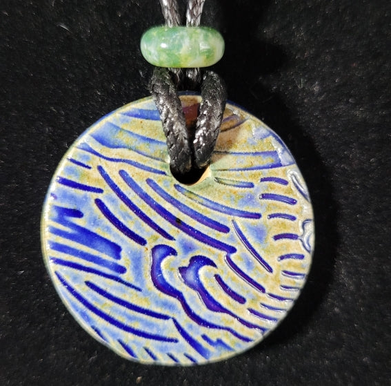 Texture vague, effet marine pour ce beau collier réhaussé d'une pierre naturelle.