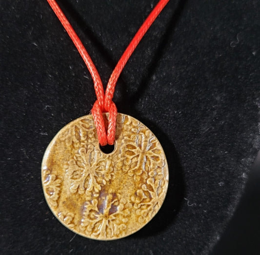 Collier au motif floral ocre jaune