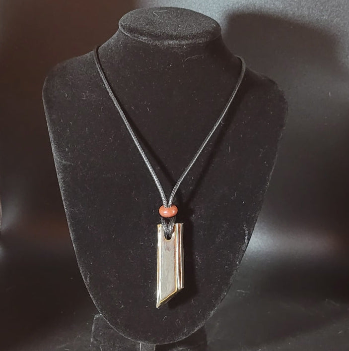 Collier pour femme ou homme, forme géométrique de couleur brun nacré réhaussé d'une perle minérale.